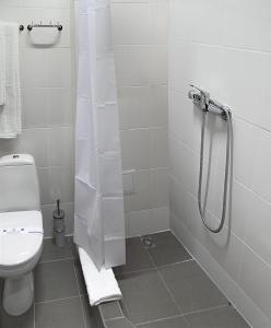 Hotel Dolynskiy tesisinde bir banyo