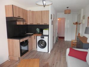 a kitchen with a washer and a washing machine at L'Adroit in Barcelonnette