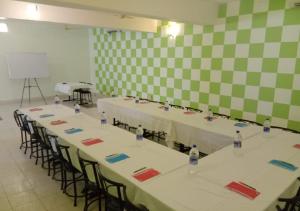 einen Konferenzraum mit Tischen, Stühlen und einem Bildschirm in der Unterkunft Hotel Imperial in Jaisalmer