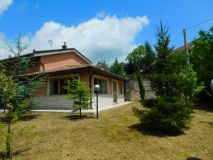 a house with a cat on the roof at Villa Russo in Castel di Sangro