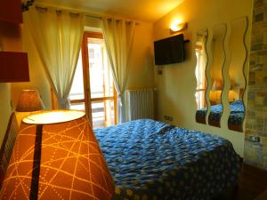1 dormitorio con cama, ventana y lámpara en Villa Russo, en Castel di Sangro