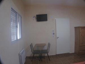 Televízia a/alebo spoločenská miestnosť v ubytovaní Hotel Los Cedros