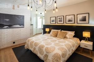 een slaapkamer met een groot bed en een muur bij Level 11 Apartment in Aguadulce