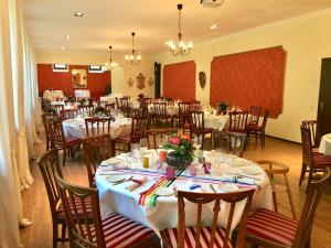 Residenz Kommende في بون: غرفة طعام مع طاولات وكراسي بيضاء