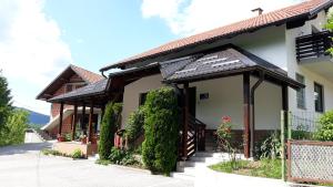 uma casa com um alpendre e um telhado em House Zlatko em Seliste Dreznicko
