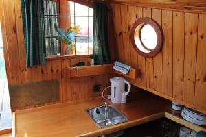 Příslušenství pro přípravu čaje a kávy v ubytování Boat and Breakfast