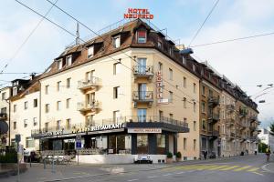 un edificio con un cartello in cima di Hotel Neufeld a Zurigo