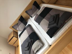 a bunk bed with black and white sheets and pillows at Ferienwohnung 1 - Gourmetzimmer in Bestensee