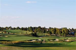 Lone Tree Golf Club and Hotel في لون تري: ملعب غولف مع ملعب جولف على ملعب أخضر