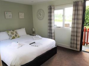 Postel nebo postele na pokoji v ubytování Chalet Cottages + 2 fotografie