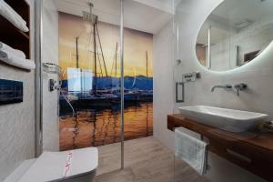 Kúpeľňa v ubytovaní Hotel Faleza - z widokiem na morze