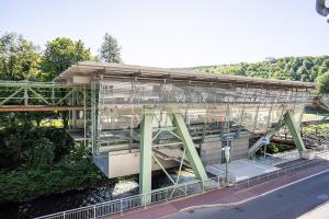 ein Gebäude mit einer Brücke über einen Fluss in der Unterkunft Modernes 2-RoomApartment in Wuppertal