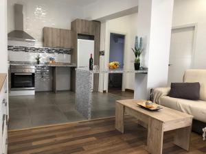 sala de estar con sofá y mesa en RG apartamentos, en Almería