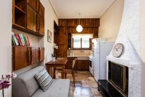 uma cozinha com um sofá, uma mesa e um frigorífico em Private apartment in Rethymnon town center em Rethymno Town