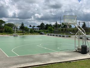 um campo de basquetebol com um cesto de basquetebol em The Windy Heights Tagaytay em Tagaytay