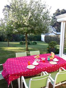 a table with a pink polka dot table cloth at Auprès de mon arbre in Saint-Gildas-de-Rhuys