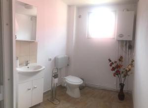 Koupelna v ubytování Spacious and cozy 3BD+Terrace Couples Apartment + 13 fotografií