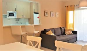 A kitchen or kitchenette at Apartamento Litoral Mar 7