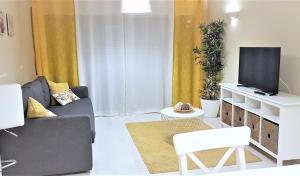 A television and/or entertainment centre at Apartamento Litoral Mar 7