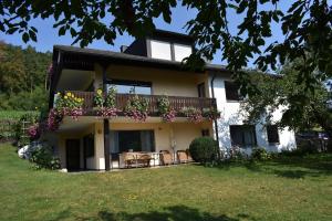 ein Haus mit einem Balkon mit Blumen darauf in der Unterkunft Ferienwohnung Hanke in Riedenburg