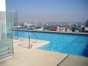 a swimming pool on top of a building at Departamentos Pontoni in Santiago