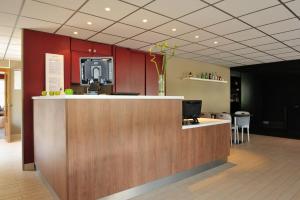 The lobby or reception area at Campanile Clermont-Ferrand ~ Riom