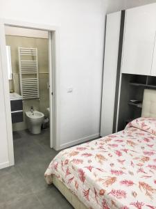 1 dormitorio con 1 cama y baño con lavamanos en B&B Il Corallo, en San Benedetto del Tronto