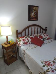 ein Schlafzimmer mit einem Bett und einem Tisch mit einer Lampe in der Unterkunft 4 Aparts en el mismo edificio, excelente ubicación in Buenos Aires