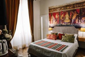 een slaapkamer met een bed met een schilderij aan de muur bij Spaccanapoli B&B City Soul in Napels