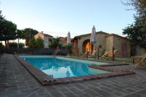 a swimming pool in front of a building at Agriturismo Podere Ranciano Alto in Castiglione del Lago