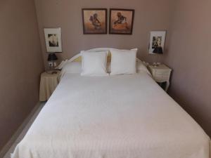 デニアにあるLos Molinos-Turistikaのベッドルーム(白い大型ベッド、ランプ2つ付)