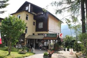 ein großes Gebäude mit einem Laden davor in der Unterkunft Gasthof Edelweiss in Semmering