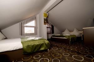 een hotelkamer met 2 bedden en een raam bij Vila Pretty Woman in Eforie Nord