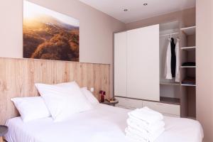 1 dormitorio con cama blanca y armario en Brummell Apartments Poble Sec, en Barcelona