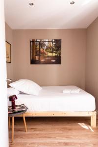 1 dormitorio con cama y ventana en Brummell Apartments Poble Sec en Barcelona