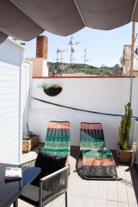 2 sillas y una mesa en el patio en Brummell Apartments Poble Sec en Barcelona