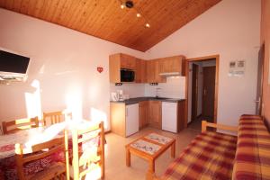 a living room with a kitchen and a dining room at Appt 4/5 pers. Les Saisies front de neige in Les Saisies