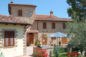 an external view of a stone house at Agriturismo Podere Ranciano Alto in Castiglione del Lago