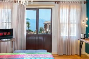 Schlafzimmer mit einer Tür und Meerblick in der Unterkunft Mono Hotel in Antalya