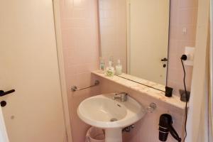 Koupelna v ubytování App4rent Saturno 4 - family apartment, wifi, parking