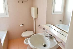 Koupelna v ubytování App4rent Saturno 4 - family apartment, wifi, parking
