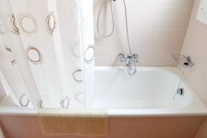 Koupelna v ubytování App4rent Saturno 4 - family apartment, wifi, parking