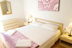 Postel nebo postele na pokoji v ubytování App4rent Saturno 4 - family apartment, wifi, parking