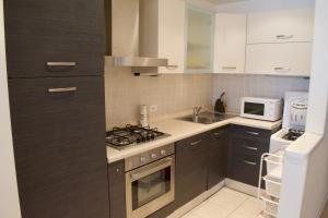 Kuchyň nebo kuchyňský kout v ubytování App4rent Saturno 4 - family apartment, wifi, parking