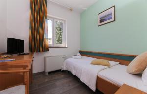Tempat tidur dalam kamar di Downtown Private Rooms Mandić