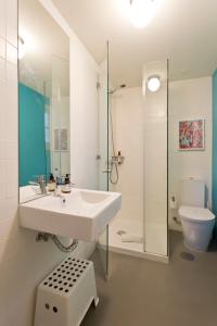 Bathroom sa Own Places Cedofeita Apartments