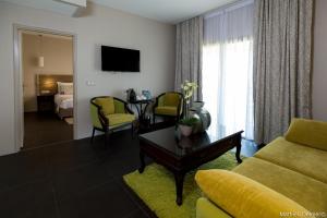 una sala de estar con un sofá y una mesa en Mercure Cayenne Royal Amazonia, en Cayenne