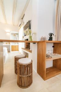 een kamer met 2 krukken en een bureau met een toetsenbord bij Vincenzo Family Rooms in Tinos Town