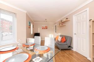 a living room with a glass table and chairs at Ground Floor West End /City Centre / Rockvilla flat & Parking in Glasgow