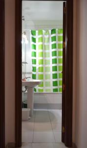 セビリアにあるRESOLANA 3のバスルーム(シンク、緑と白の窓付)